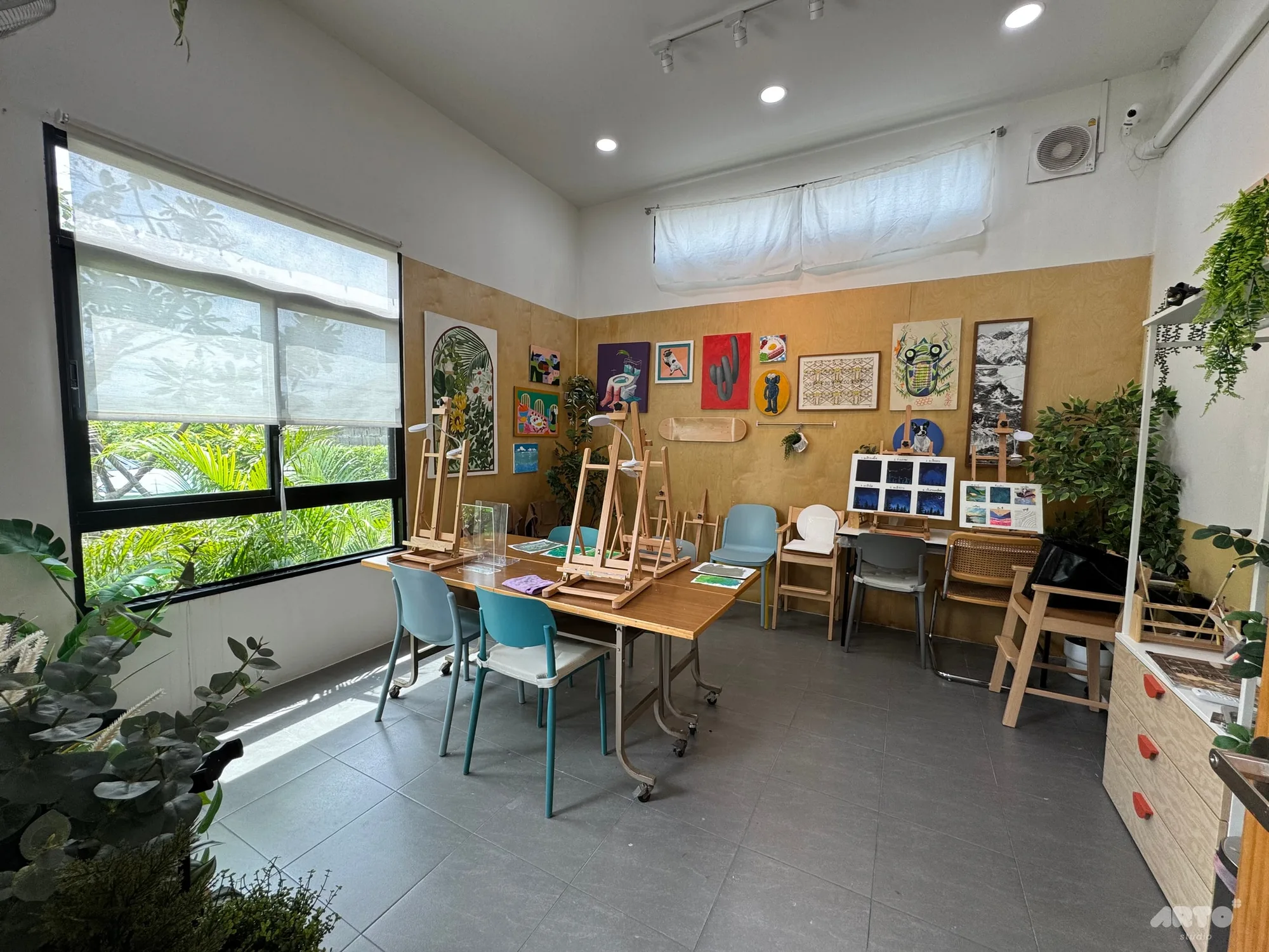 ห้องวาดภาพริมหน้าต่าง